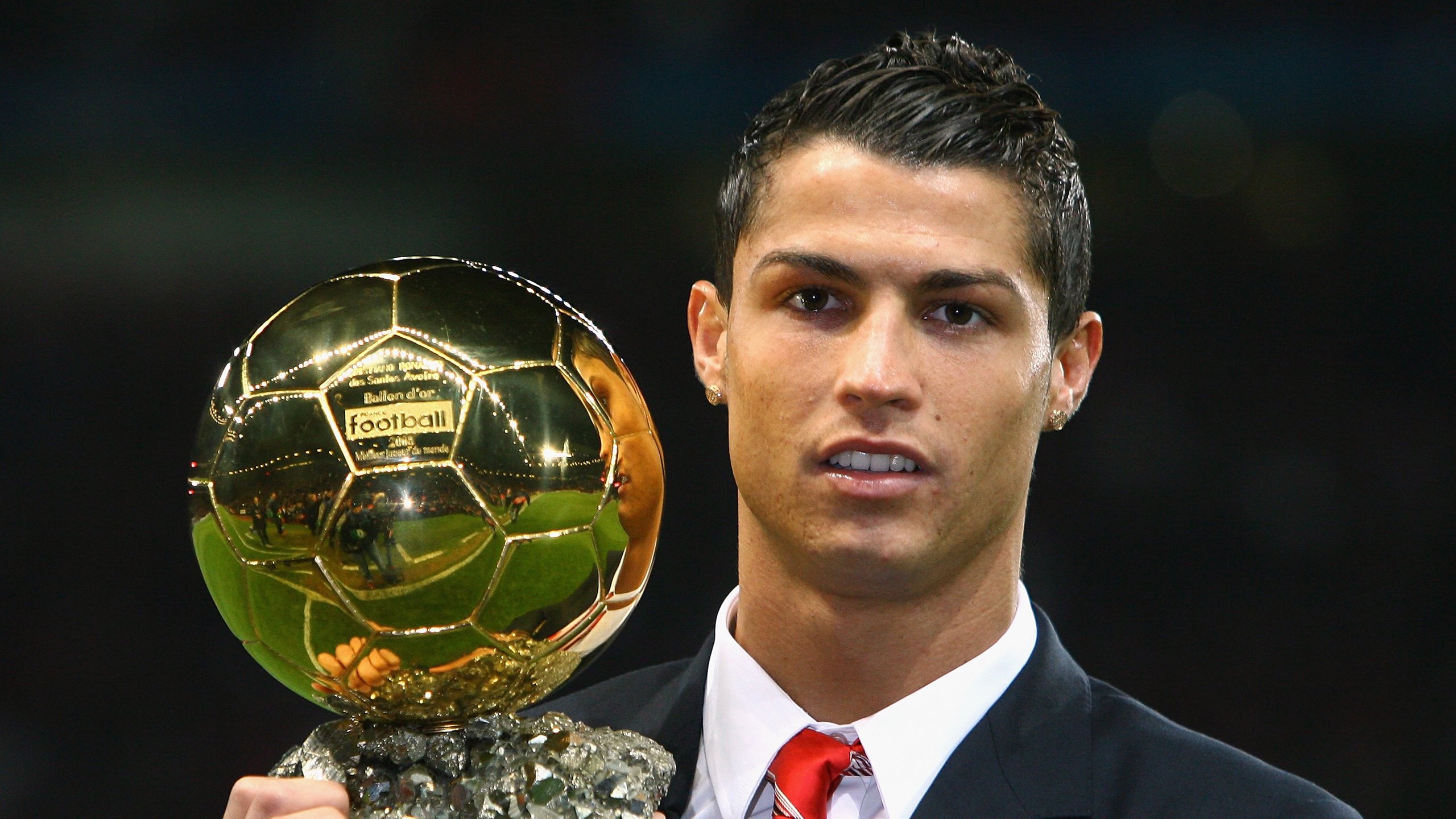 尤文图斯采用紧逼防守，逼迫对手失误取胜，尤文图斯官宣