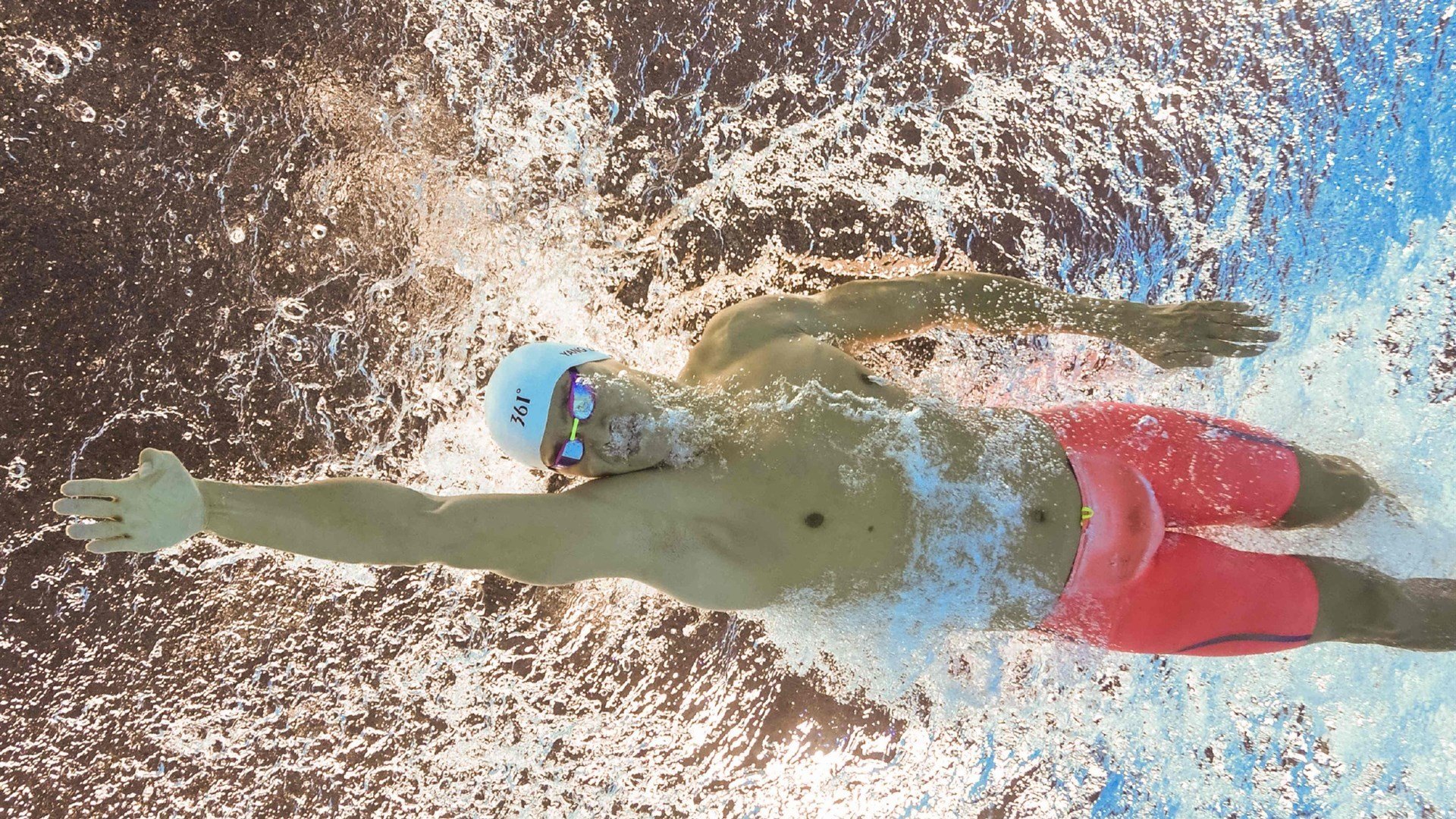 球场风采：运动员的场上风格与个人特色，描写球场上运动员风采